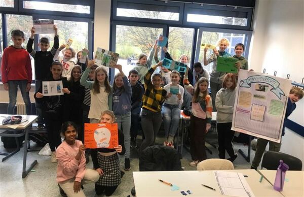 Kinder, die ihre Arbeitsergebnisse präsentieren