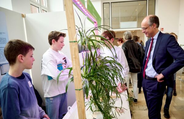 Die Schüler des Theodor-Heuss-Gymnasiums stellen Staatssekretär Dr. Urban Mauer aus dem NRW-Ministerium für Schule und Bildung ihr Projekt „Vertical Gardening“ vor.