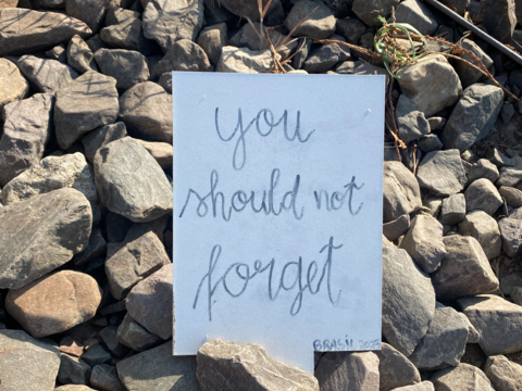Ein Foto mit einem handeschriebenen Zettel, auf dem steht: You should not foerget!