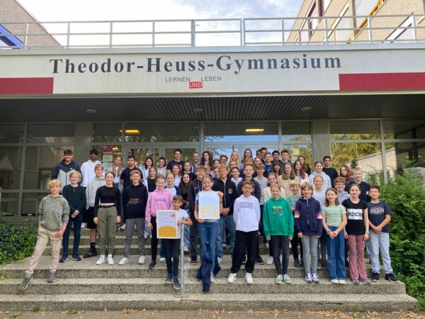 Unsere Klassen-/ Stufensprecher mit der Anti-Mobbing Konvention vor unserem Haupteingang