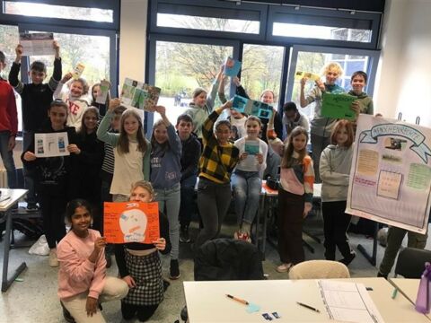 Kinder, die ihre Arbeitsergebnisse präsentieren