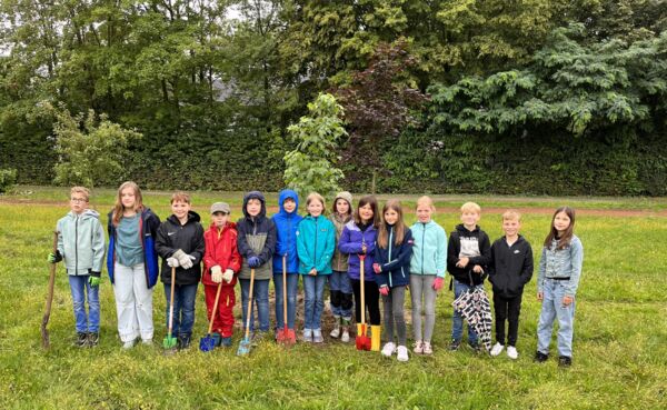 Der Jahrgangsstufenbaum der neuen 5er wurde eingepflanzt.