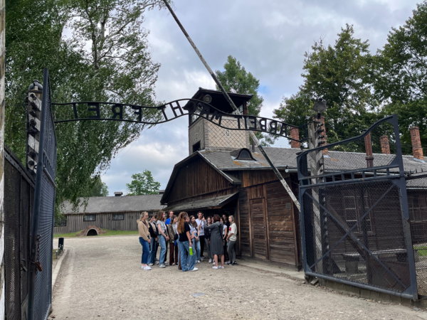 Schülerinnen und Schüler bei der Führung durch das ehemalige KZ