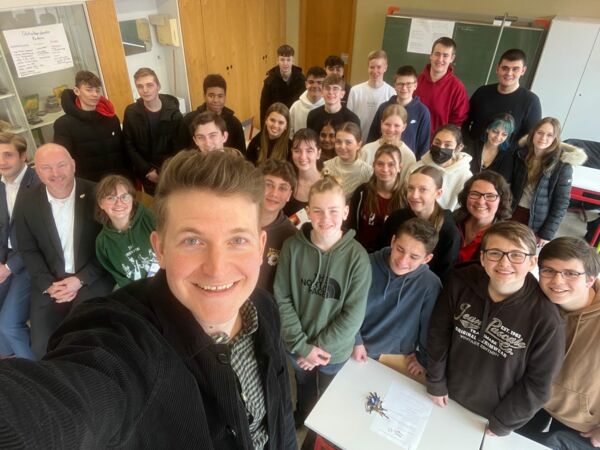 Selfiebild von allen Mitgliedern der Schülerfirma