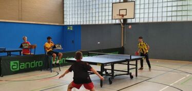 Schüler im Tischtenniswettbewerb im Einzel