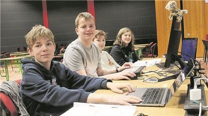 Julius Bröer, Julian Obst, Henri Vitus Henkel und Jonas Eichler (v.li.) von der Veranstaltung-Technik-AG unter Leitung von Lehrer Martin Hölscher sorgen dafür, dass Licht und Ton funktionieren.